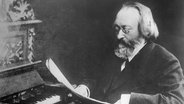 Komponist Max Bruch (1838 - 1920) am Klavier. Foto um 1905. © picture-alliance / akg-images 