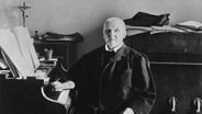 Der österreichische Komponist Anton Bruckner (1824 - 1896) um 1890 in seinem Arbeitszimmer am Flügel. © picture-alliance / akg-images 