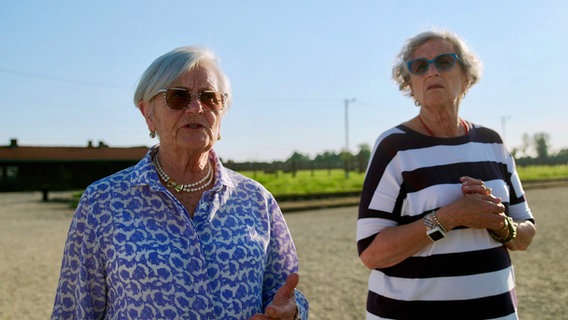 Die Schwestern und Holocuast-Überlebenden Andra und Tatjana Bucci bei den Dreharbeiten zum Doku-Drama "Nazijäger - Reise in die Finsternis" in Auschwitz. © NDR 