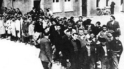 Überlebende Kinder und Jugendliche verlassen im April 1945 das KZ Buchenwald. © Gedenkstätte Buchenwald 