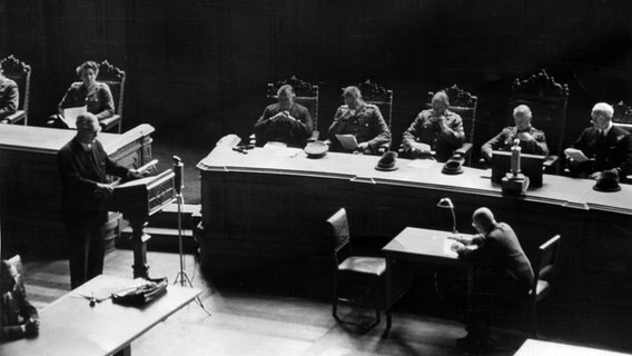 Eröffnungssitzung der von den britischen Besatzungsbehörden ernannten Hamburgischen Bürgerschaft am 27. Februar 1946. Auf dem Präsidentenstuhl der Kommandierende General des 8. Korps, Generalleutnant Barker, am Rednerpult links Herbert Ruscheweyh, Präsident der Bürgerschaft. Eröffnungssitzung der von den britischen Besatzungsbehörden ernannten Hamburgischen Bürgerschaft am 27. Februar 1946. Auf dem Präsidentenstuhl der Kommandierende General des 8. Korps, Generalleutnant Barker, am Rednerpult links Herbert Ruscheweyh, Präsident der Bürgerschaft. © picture alliance / dpa Foto: GNS dpa