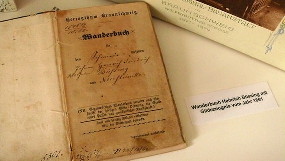 Wanderbuch von Heinrich Büssing mit Gildezeugnis aus dem Jahr 1861 © NDR Foto: Simone Rastelli