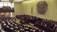 Blick in den Deutschen Bundestag in Bonn im Winter 1976. © picture alliance / dpa Foto: dpa