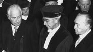 Feierstunde zur Eröffnung des Bundesverfassungsgerichts am 28. September 1951 im Kleinen Haus des Badischen Staatstheaters in Karlsruhe, von links nach rechts: Bundespräsident Theodor Heuss, der erste Präsident des Bundesverfassungsgerichts Dr. Hermann Höpker-Aschoff und Bundeskanzler Konrad Adenauer (CDU). © picture-alliance / dpa | Koll Foto: Koll