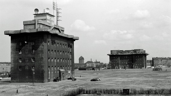 Der keine und der große Bunker auf dem Heiligengeistfeld in Hamburg im Jahr 1953. © NDR 