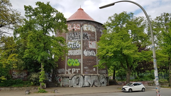 Zombeck-Turm (ehemaliger Bunker) in Hamburg gegenüber der S-/U-Bahnstation Sternschanze © NDR Foto: Jochen Lambernd