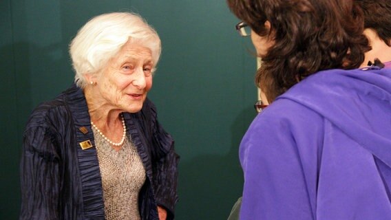 Holocaust-Überlebende Irene Butter im Gespräch mit Jugendlichen. © pivat 