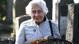 Holocaust-Überlebende Irene Butter am Grab ihres Vater aus dem Friedhof in Laupheim. © privat 