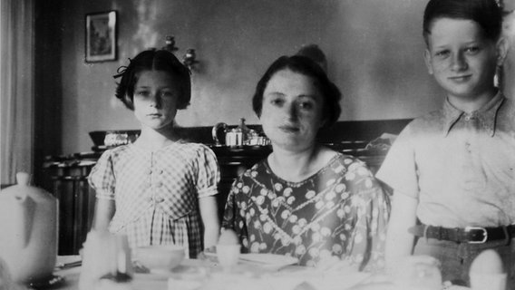 Irene Butter, geborene Hasenberg, mit ihrer Mutter Gertrude und Ihrem Bruder Werner. Undatierte Aufnahme. © privat 