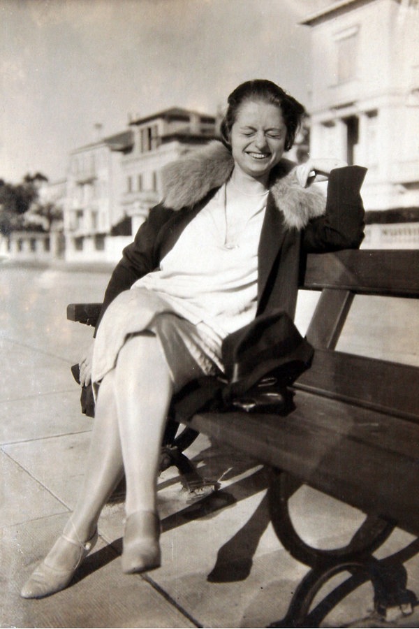 Gertrude Hasenberg, die Mutter von Irene Butter, vor der Machtergreifung der Nationalsozialisten an der Ostsee. © privat 