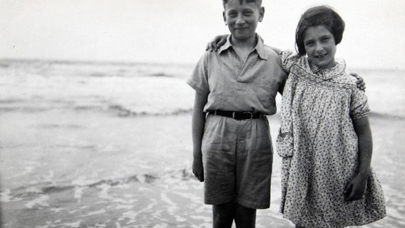 Irene Butter, geborene Hasenberg, und ihr Bruder Werner als Kinder am Meer. © privat 