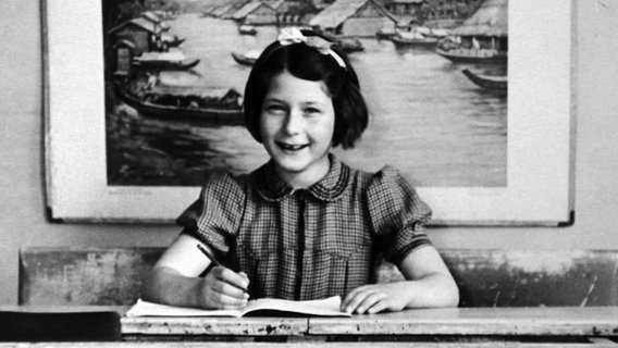 Irene Butter, geborene Hasenberg, als Schülerin an einem Schreibtisch. © privat 