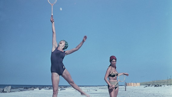 Frauen beim Federballspielen an einem DDR-Ostseestrand. (Aufnahme aus dem Jahr 1962) © picture alliance/akg Foto: akg-images / Guenter Rubitzsch