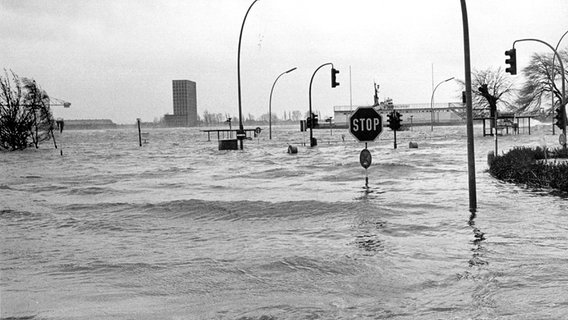 Überflutete Elbchaussee bei Teufelsbrück in Hamburg am 3. Januar 1976, als Orkan "Capella" über Norddeutschland wütete. © picture-alliance / dpa Foto: Cornelia Gus