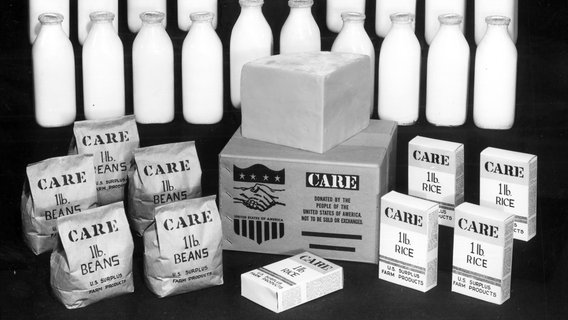 Milch, Bohnen und Reis aus einem CARE-Paket © CARE/www.care.de 