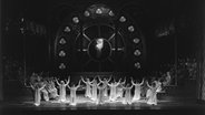 Szene aus einer "Carmnina Burana" Aufführung von Carl Orff (1895 - 1982) des Württembergischen Staatstheaters Stuttgart am 27. Februar 1941, Inszenierung von Gustav Deharde, Bühnenbild Axel Bopp. © picture-alliance / akg-images 