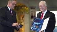 Der Nobelpreis-Komiteechef Gunnar Berge (l) überreicht dem früheren US-Präsidenten Jimmy Carter (78) bei einer Feier am 10.12.2002 in Oslo den diesjährigen Friedensnobelpreis. © dpa/dpaweb | epa Scanpix Foto: Sigurdson