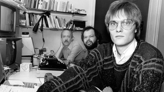 Der Club-Vorstand Steffen Wernery (vorne rechts) mit den Mitgliedern Reinhard Schrutzki (l) und Wau Holland (M) vor Computern in der Wohnung von Wernery in Hamburg am 30.09.1987. © picture alliance Foto: Michael Probst