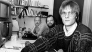 Der Club-Vorstand Steffen Wernery (vorne rechts) mit den Mitgliedern Reinhard Schrutzki (l) und Wau Holland (M) vor Computern in der Wohnung von Wernery in Hamburg am 30.09.1987. © picture alliance Foto: Michael Probst