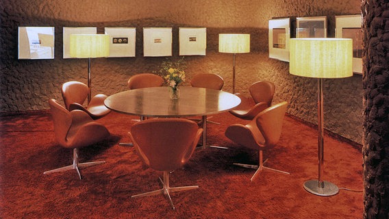Sieben Sessel stehen um einen runden Tisch im CCH. © Hamburg Messe und Congress 