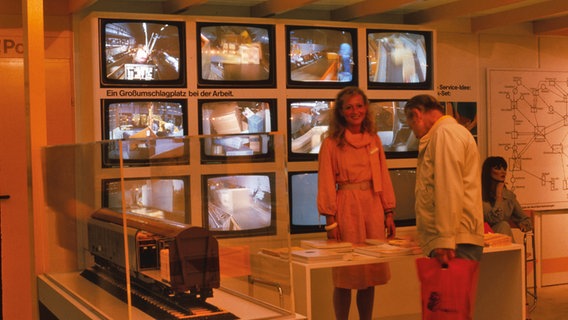Ein Ausstellungs-Stand mit Fernsehern im CCH © Hamburg Messe und Congress 