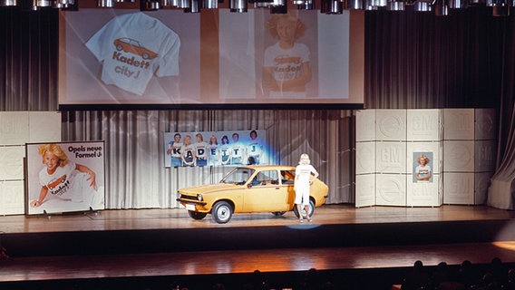 Ein Auto steht auf einer Bühe im CCH. © Hamburg Messe und Congress 