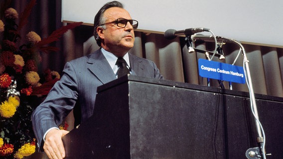 Helmut Kohl steht bei einem Parteitag im CCH an einem Rednerpult. © Hamburg Messe und Congress 