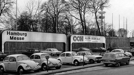 VW-Käfer stehen auf dem Parkplatz des CCH © Hamburg Messe und Congress-Archiv 