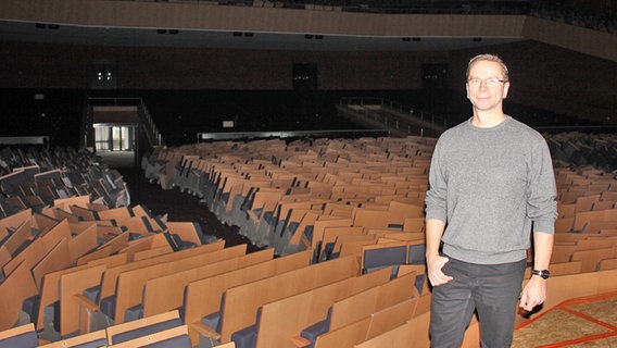 Hartmut Hofmann vor abgebauten Stühlen in Saal 3 des CCH © NDR.de Foto: Kristina Festring-Hashem Zadeh