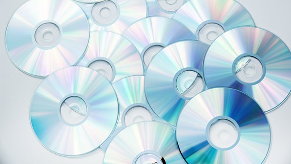 Mehrere unbeschriftete CDs liegen auf einem Tisch. © Fotolia / Spectral-Design 