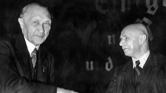 Der neue CDU-Vorsitzende Konrad Adenauer (l.) und sein Stellvertreter Jakob Kaiser (r.) auf dem Bundesparteitag der CDU in Goslar am 21. Oktober 1950 © picture alliance Foto: dpa
