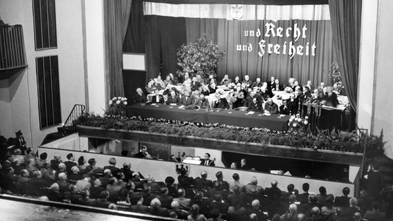 Konrad Adenauer (l.) und Jakob Kaiser (r.) auf dem Bundesparteitag der CDU in Goslar am 21. Oktober 1950 © picture alliance/DB dpa/dpa Foto: DB dpa