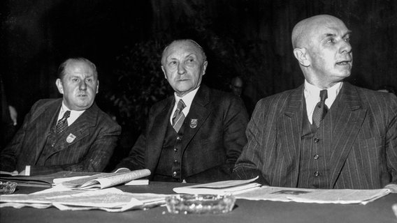 Der CDU-Vorstand mit Friedrich Holzapfel, dem Vorsitzenden Konrad Adenauer und Jakob Kaiser (von links) am 21.10.1950 auf dem Gründungsparteitag der CDU in Goslar © (c) dpa - Report Foto: dpa