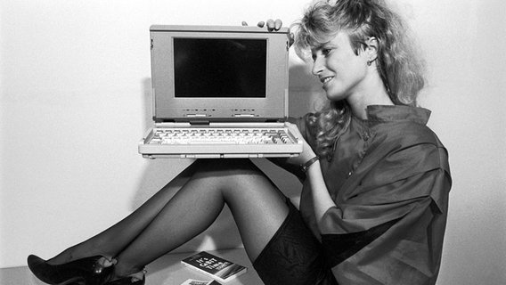 Junge Frau mit Laptop auf der CeBIT 1994 © picture-alliance /dpa Foto: Wolfgang Weihs
