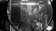 Physiker Giuseppe Fidecaro und seine Ehefrau, die Physikerin Maria Fidecaro, in der Funkenkammer des PS (Proton Synchrotron) während eines Stillstands des Apparats im Europäischen Kernforschungszentrums CERN in Meyrin bei Genf im November 1964. © picture alliance / akg-images Foto: akg-images / Paul Almasy