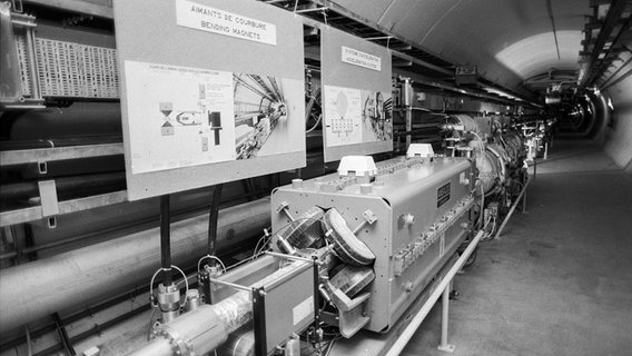 Der Tunnel des LEP (Large Electron-Positron Collider) im internationalen Forschungszentrum CERN in Genf, aufgenommen am 13. November 1989. © picture alliance/KEYSTONE | STR 