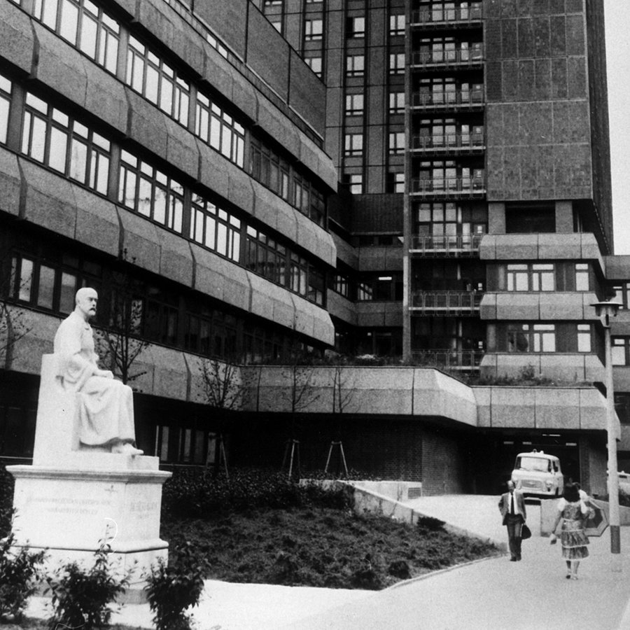 Eingang des Neubaus des Krankenhauses Charité in Ostberlin 1984. © picture alliance / dpa | dpa-Zentralbild 