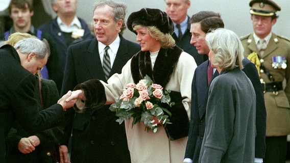 Bei ihrem Besuch in Hamburg werden Prinz Charles und Diana am 6. November 1987 von Hamburgs Bürgermeister Klaus von Dohnanyi auf dem Flughafen Fuhlsbüttel begrüßt. © Picture-Alliance / dpa 