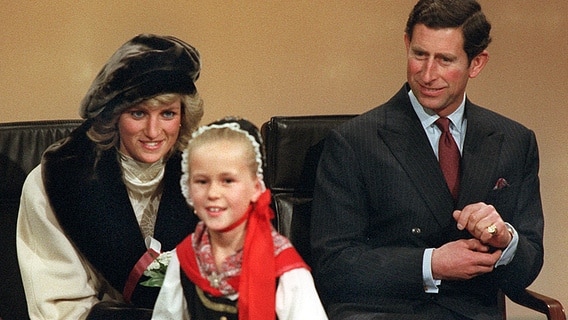 6. November 1987: Beim Besuch der NDR Studios in Hamburg werden Prinzessin Diana und Prinz Charles von einem Mädchen in der Tracht der Finkwarder Speeldeel begrüßt. © Picture-Alliance / dpa 