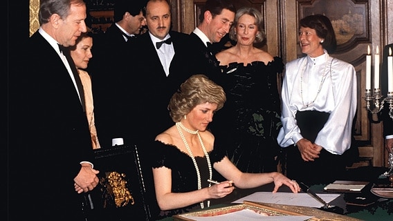 6. November 1987: Prinzessin Diana trägt sich bei ihrem Besuch in Hamburg ins Goldene Buch der Stadt ein. © Picture-Alliance / dpa Foto: Carsten Rehder