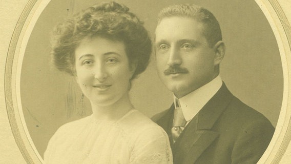 Hochzeitsfoto des Ehepaars Adolf und Käthe Maas Hochzeitsfoto des Ehepaars Adolf und Käthe Maas © Gedenkstätte Zellentrakt Herford / Stadtarchiv Herford, Sammlung Elsbach-Maass