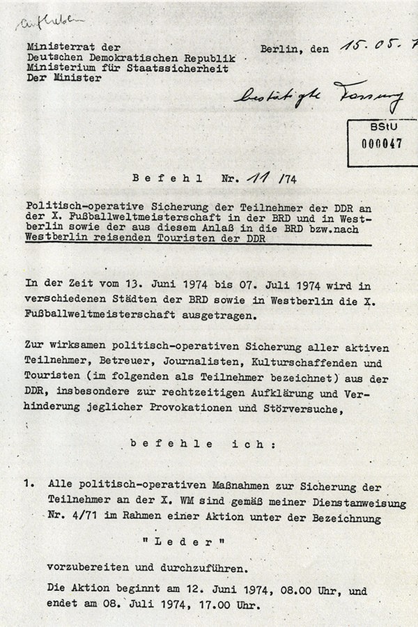 Ausschnitt aus der Stasi-Akte mit Mielkes Befehl zur "Aktion Leder" Ausschnitt aus der Stasi-Akte mit Mielkes Befehl zur "Aktion Leder" © Behörde des Bundesbeauftragten fürdie Unterlagen der ehemaligen Staatssicherheit (BStU)