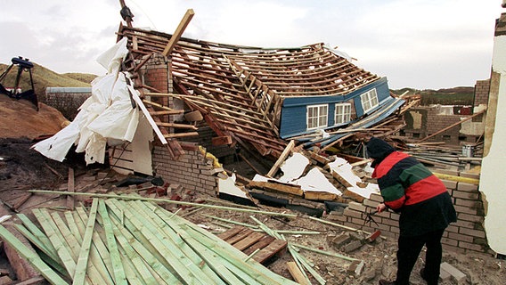 Zerstörtes Haus in Kampen auf Sylt nach dem Orkan "Anatol" im Dezember 1999. ©  picture-alliance / dpa Foto: Wulf Pfeiffer