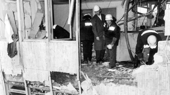 Beamte sichern Spuren in dem teils zerstörten Gebäude des Springer-Verlages in Hamburg nach dem RAF-Anschlag am 19.05.1972. © picture-alliance/dpa 