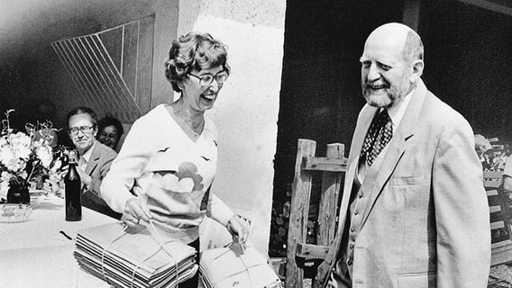 Ruth Glatzer nimmt im August 1982 von Erwin Strittmatter das Manuskript des ersten Bandes der Romantrilogie "Der Laden" entgegen. © Aufbau Verlag 