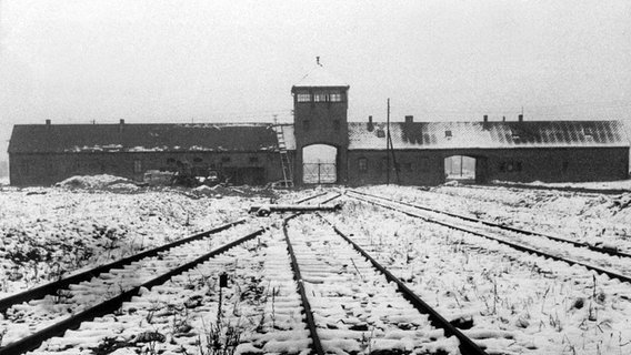 View of snow-covered tracks in the Auschwitz-Birkenau concentration camp.  © picture-alliance / dpa Photo: Guenter Schindler