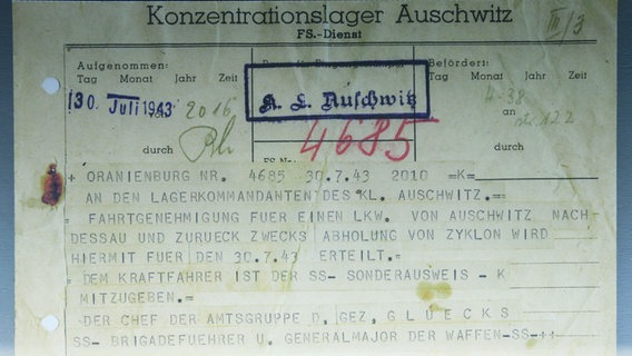 Ein historisches Dokument aus dem KZ Auschwitz, in dem es um eine Fahrtgenehmigung für den Transport von Zyklon B geht. © dpa / picture alliance Foto: Jens Wolf