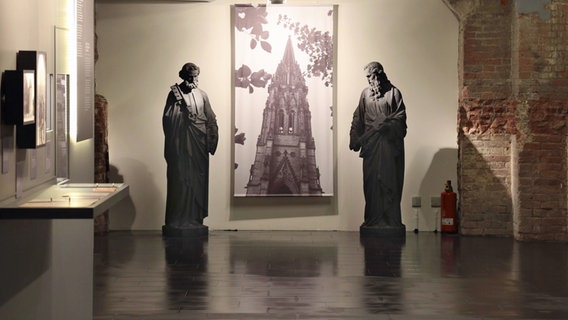 Ausstellungsraum in der Krypta des Mahnmals St. Nikolai in Hamburg © imago/epd 