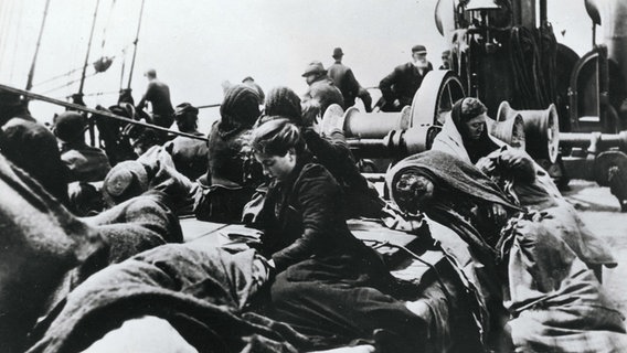 Auswanderer auf einem Dampfer der Hamburg-Amerika-Linie (HAPAG) um 1908. © picture-alliance / Imagno Foto: Joseph Byron