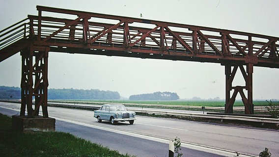 Die alte Holzbrücke über die Autobahn A 1 bei Sittensen in einer Aufnahme aus den 70er-Jahren. © Handwerkermuseum Sittensen 
